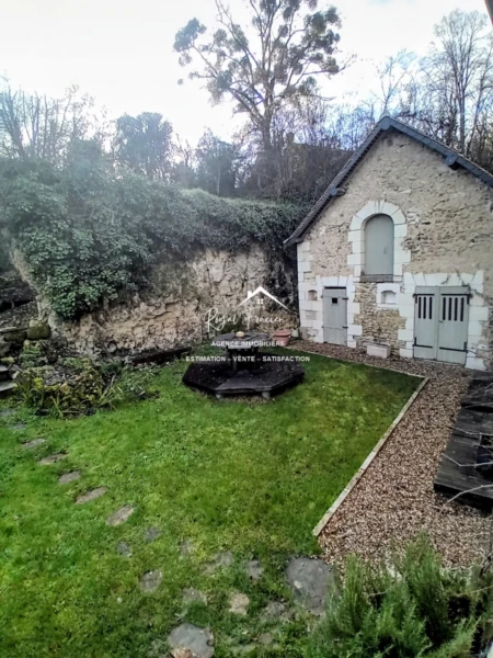 Maison avec la grange à côté