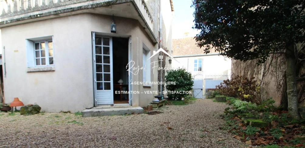 Cour fermée de 140 m2 avec ses petites dépendances