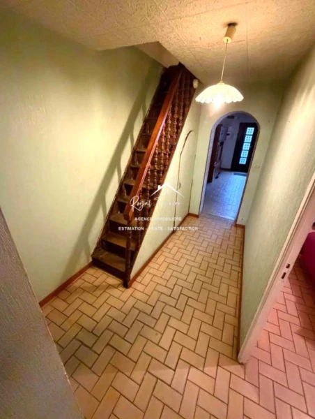 Pièce de vie de 27,75 m2 avec sa cheminée