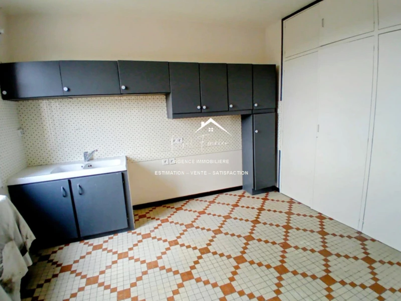 Cuisine aménagée et non équipée (avec grand rangement)