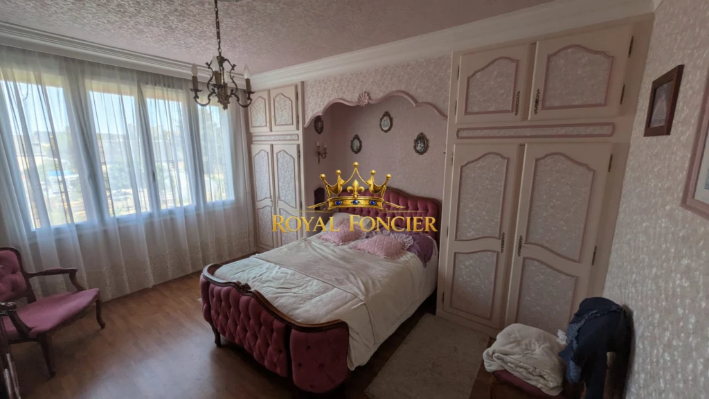 Chambre avec placards