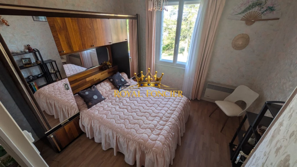Chambre avec placards
