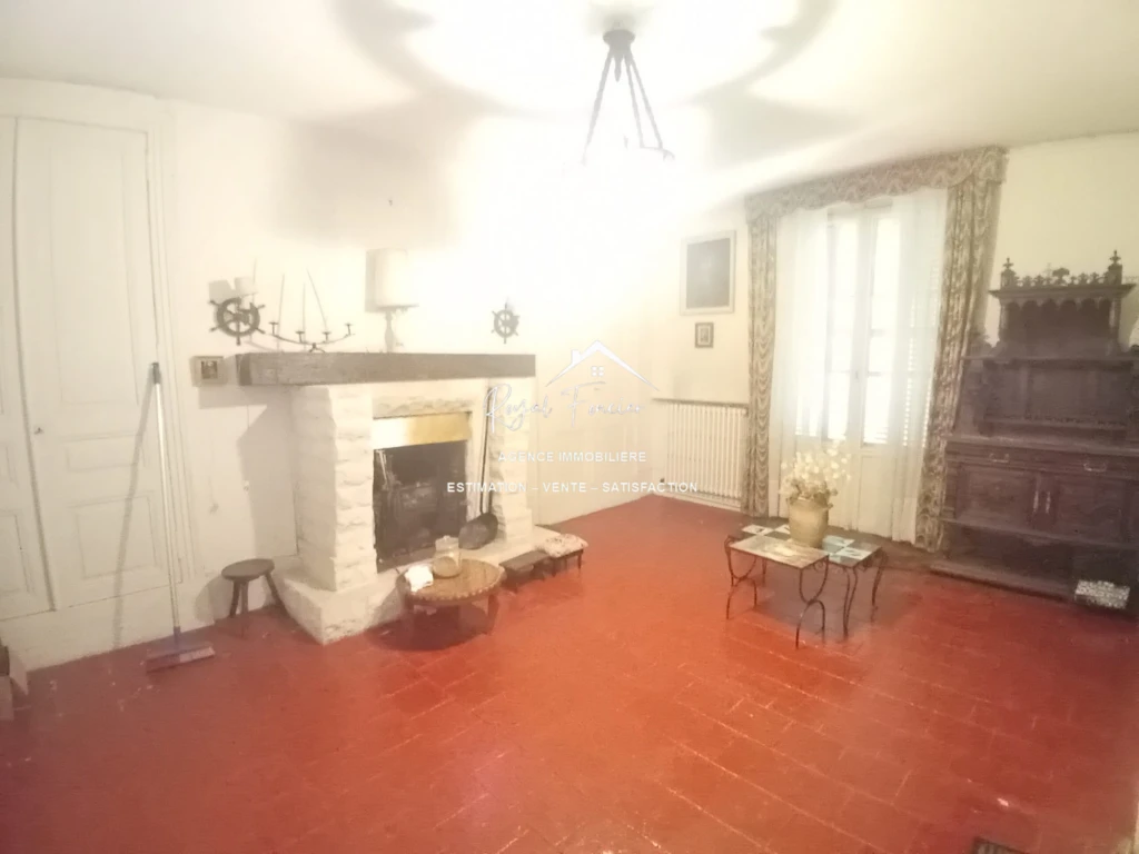 Pièce de vie de 25 m2 avec cheminée avec rangements