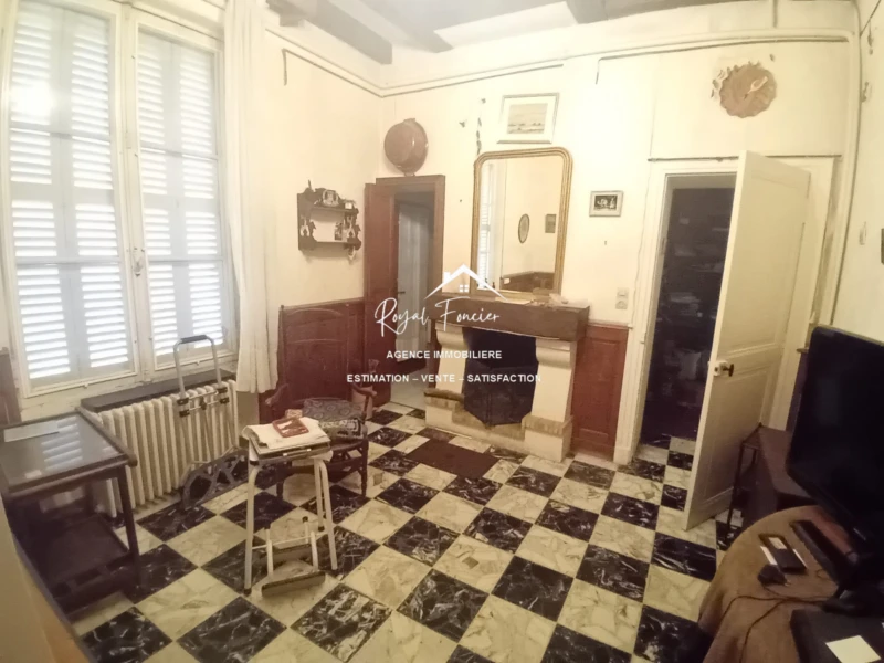 Salon indépendant avec cheminée fonctionnelle