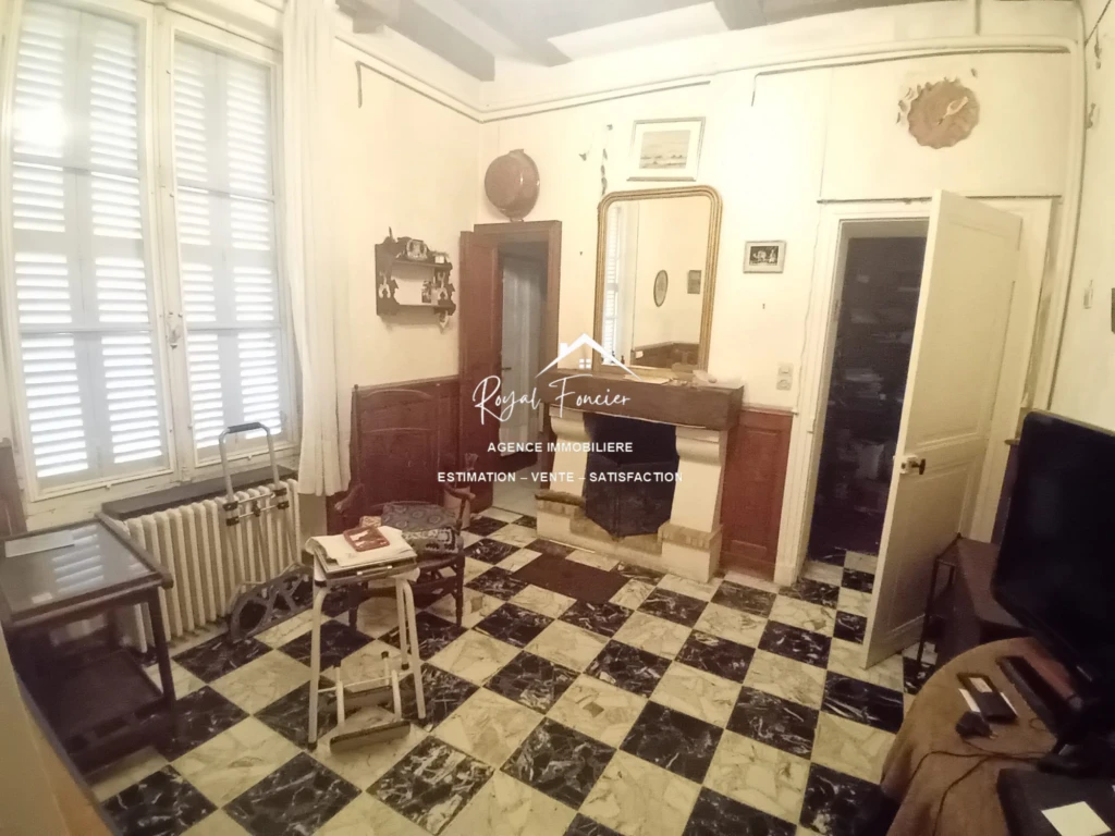 Salon indépendant avec cheminée fonctionnelle