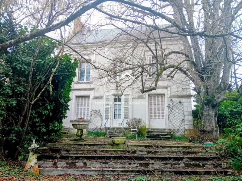 Terrain clos avec des accès sur la propriété