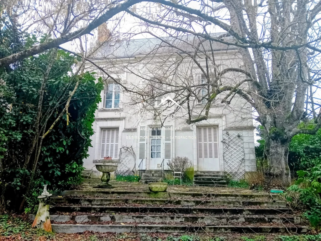Terrain clos avec des accès sur la propriété