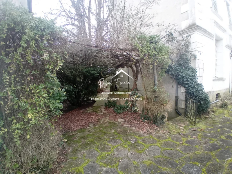 Accès à la cave voûtée dessous la maison