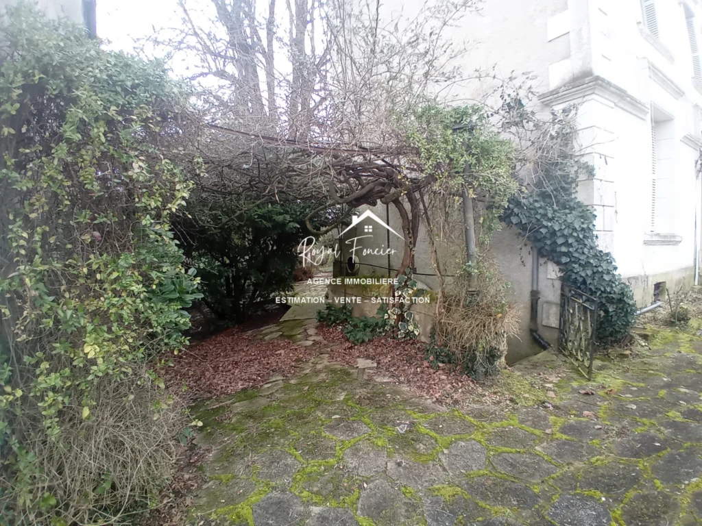 Accès à la cave voûtée dessous la maison