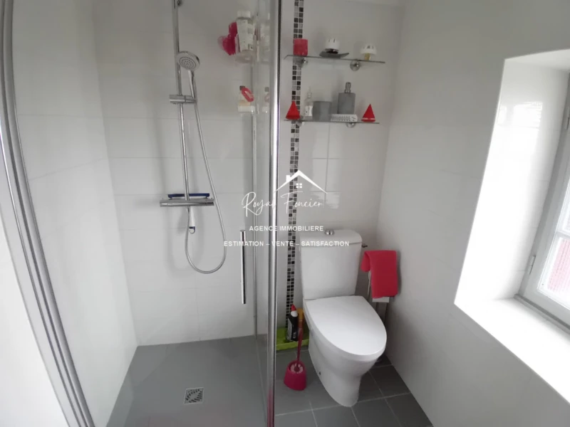 Étage : salle d'eau + WC