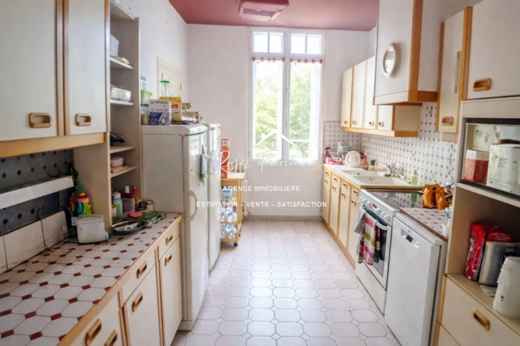 Espace repas avec sa cheminée