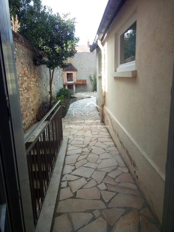 Accès à la cave voûtée avec un ballon d'eau chaude récent