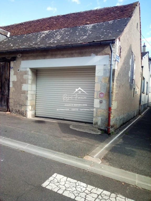 Garage de 40 m2 attenant + place de parking privative
