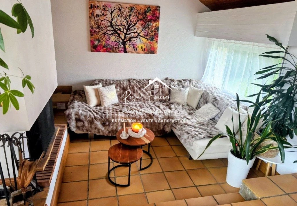 Pièce de vie de 40 m2 avec son salon cosy avec sa cheminée