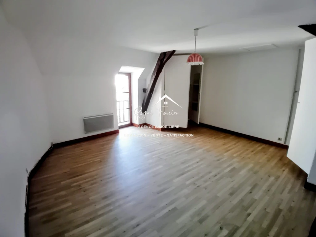 Etage : une grande chambre avec placards
