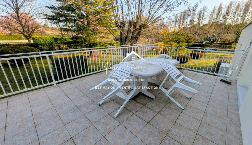 Terrasse donnant sur le séjour