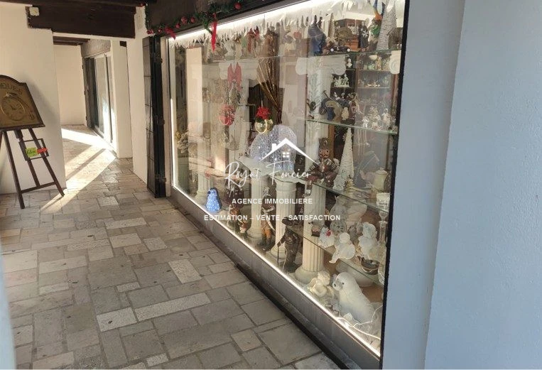 Boutique de 64 m2 avec ou sans fonds de commerce d'une valeur de 15 000 euros