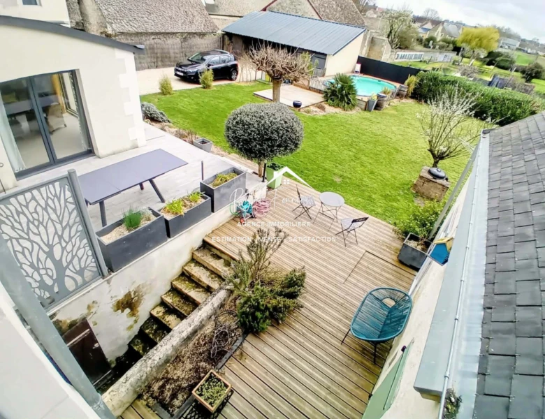 Vue arrière du bien avec les terrasses et son espace vert clos