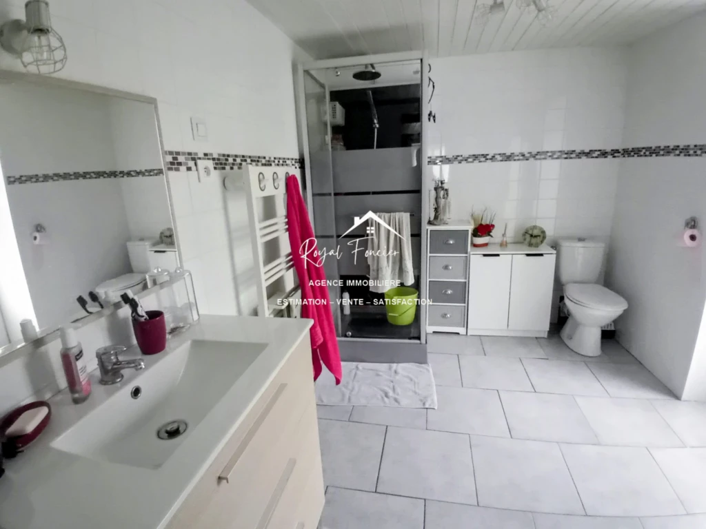 Etage : Salle d'eau avec WC