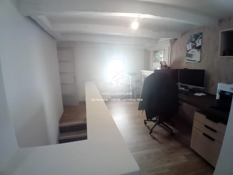 Etage : bureau (dont une partie du mobilier reste)