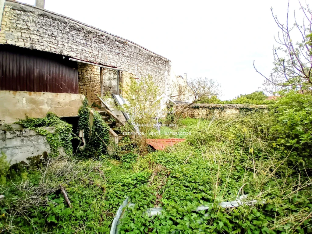 Bâtiment dans le terrain clos avec une cave en dessous