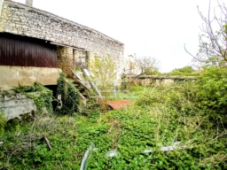Bâtiment dans le terrain clos avec une cave en dessous