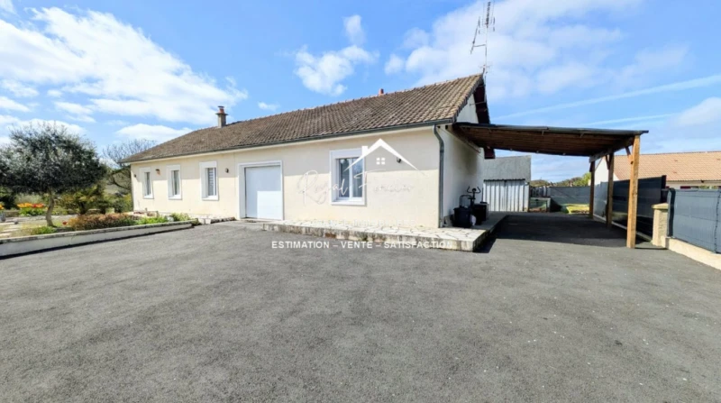Façade avant de la maison avec carpor