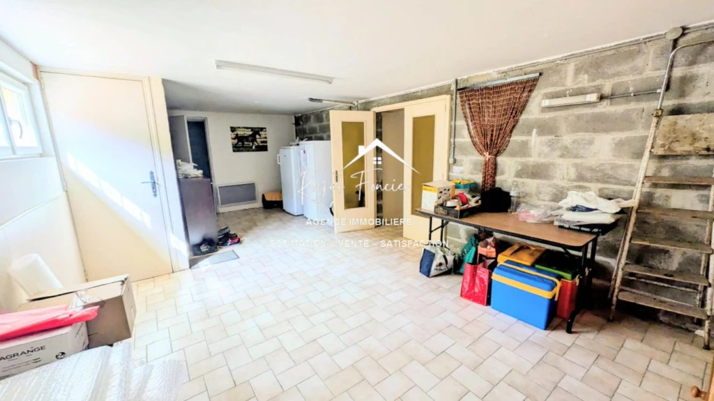 Garage spacieux (poss deux véhicules)