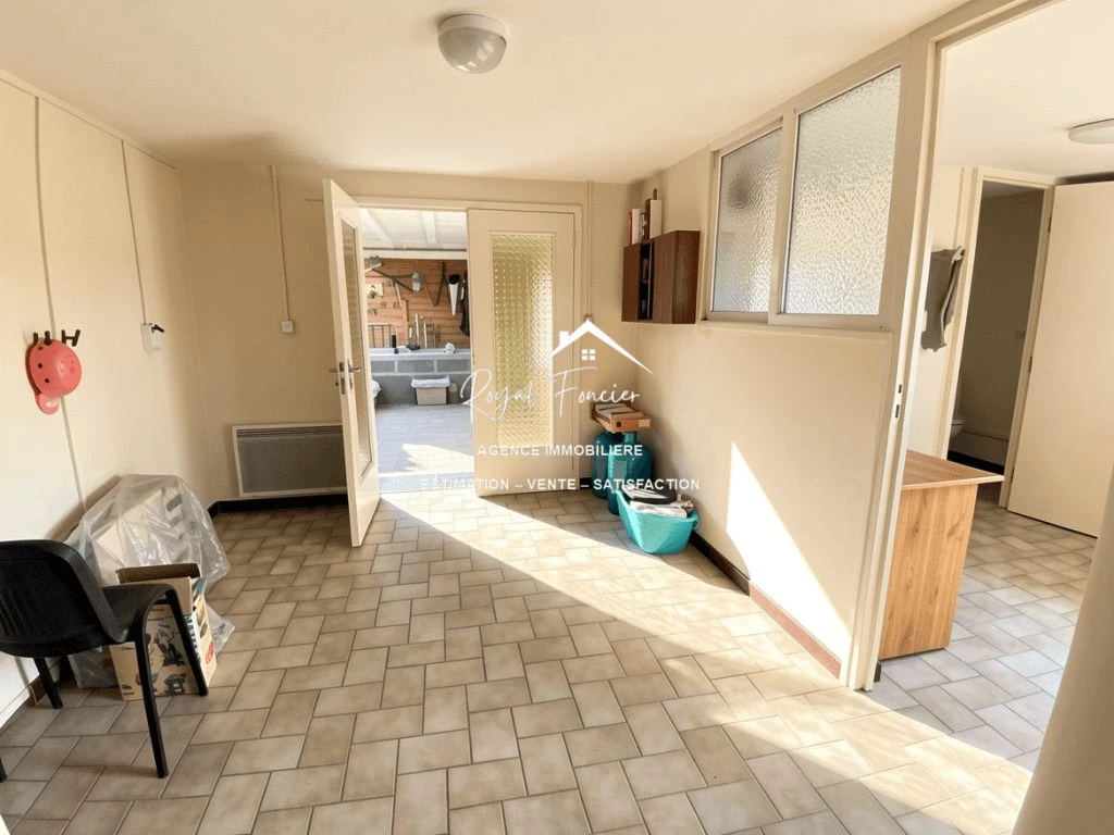 Terrasse carrelée avec son jardin clos de 555 m2