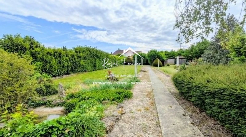 Jardin avec dépendances dans le fond