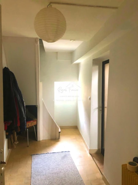 Couloir qui donne accès à l'étage/ garage/ SDB/ terrasse