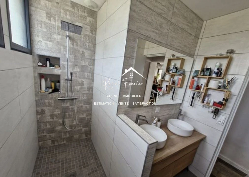 Salle d'eau avec lavabo double vasque récente