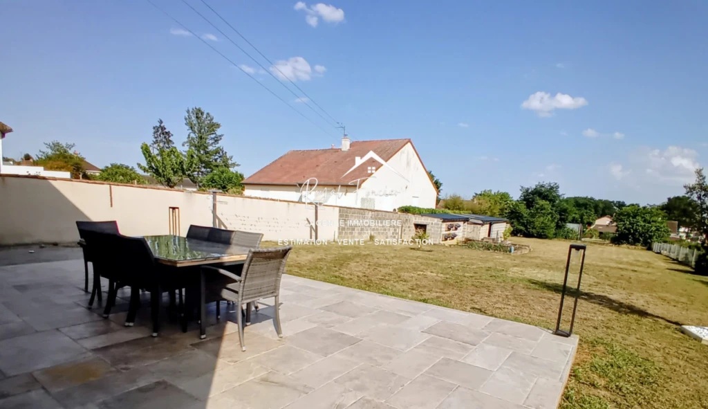 Terrasse carrelée avec vue sur le terrain clos