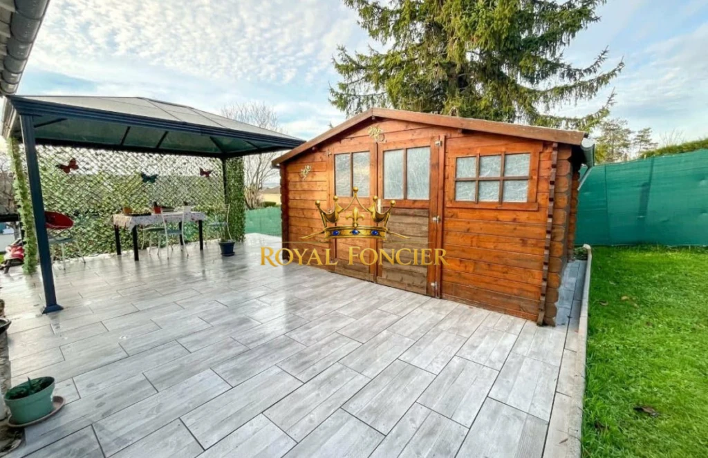 Terrasse avec cabanon de jardin