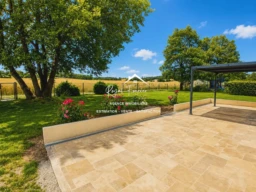 Belle terrasse sans vis à vis avec sa pergola