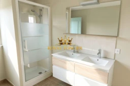 Salle de bains (avec douche)
