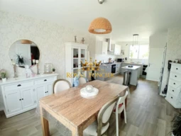 Cuisine ouverte sur espace repas