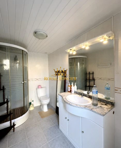 Salle d'eau extérieur pour la piscine