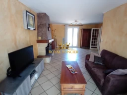 Espace de vie de 30 m2 avec sa cheminée et sa clim