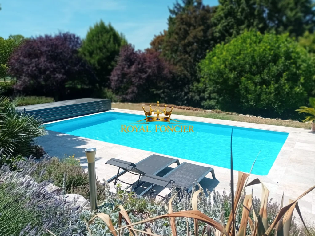 Piscine (10 m X 5 m) avec dôme