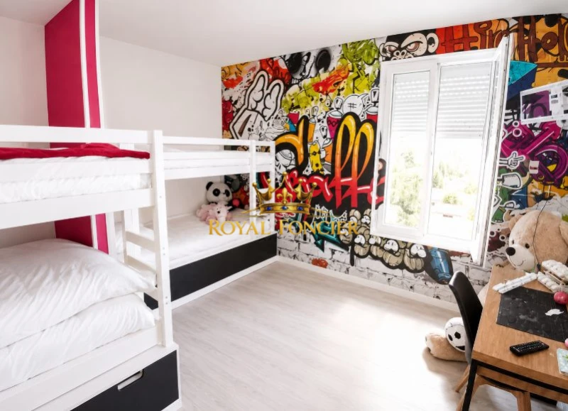 A l'étage : chambre avec dressing