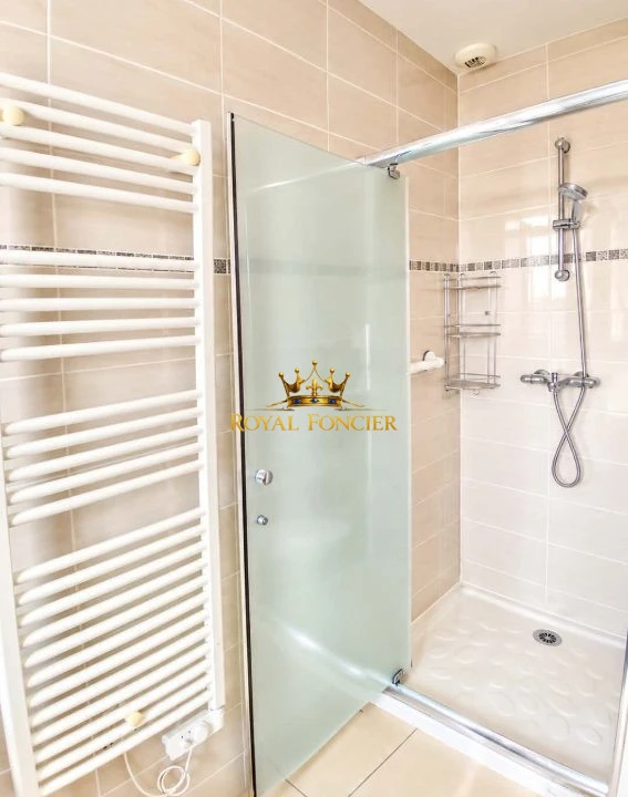 Salle de bain avec douche
