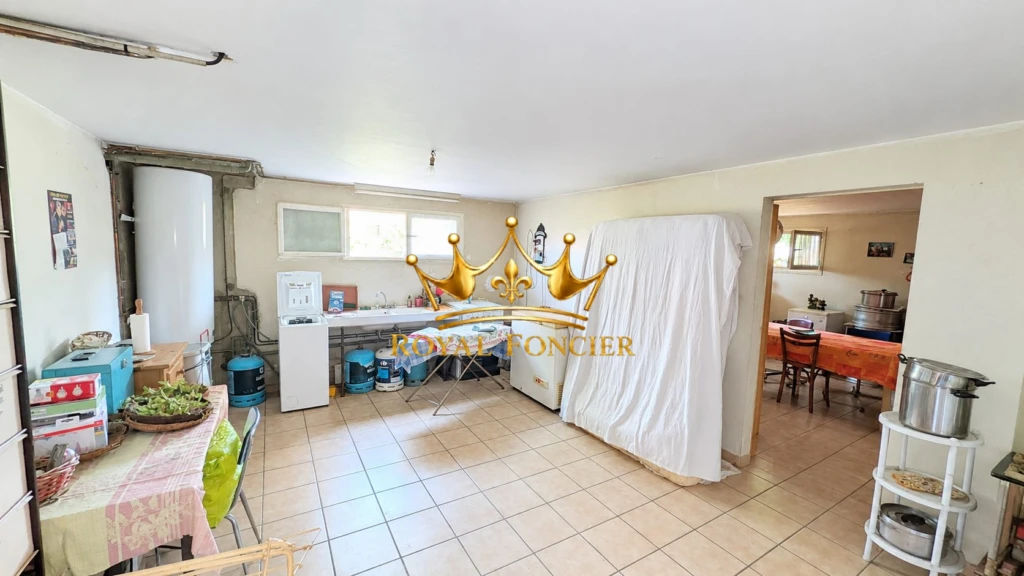 Garage avec système de chauffage et WC