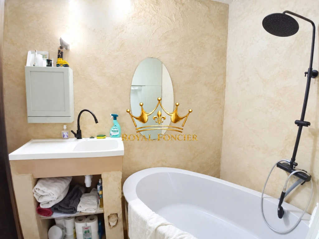 Salle de bains avec WC