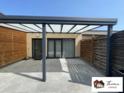 Terrasse couverte et accès entrée