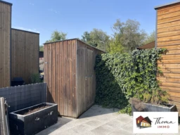 Terrasse avec cabanon et bacs à fleurs
