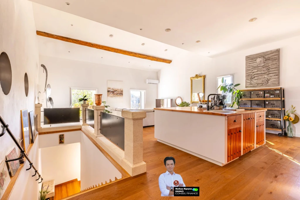 Un espace lumineux et moderne avec une cuisine ouverte<br>et de grandes fenêtres.