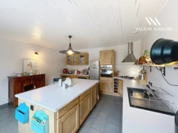 Cuisine avec iîot central et espace généreux