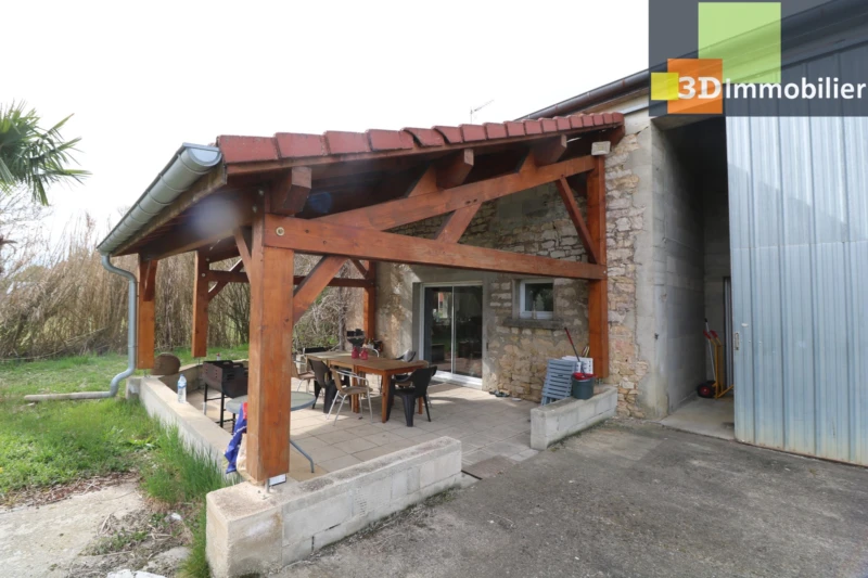VUE ARRIERE AVEC TERRASSE COUVERTE