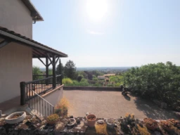 TERRASSE AVEC VUE SUR TOURNUS , LE JURA ET LES ALPES